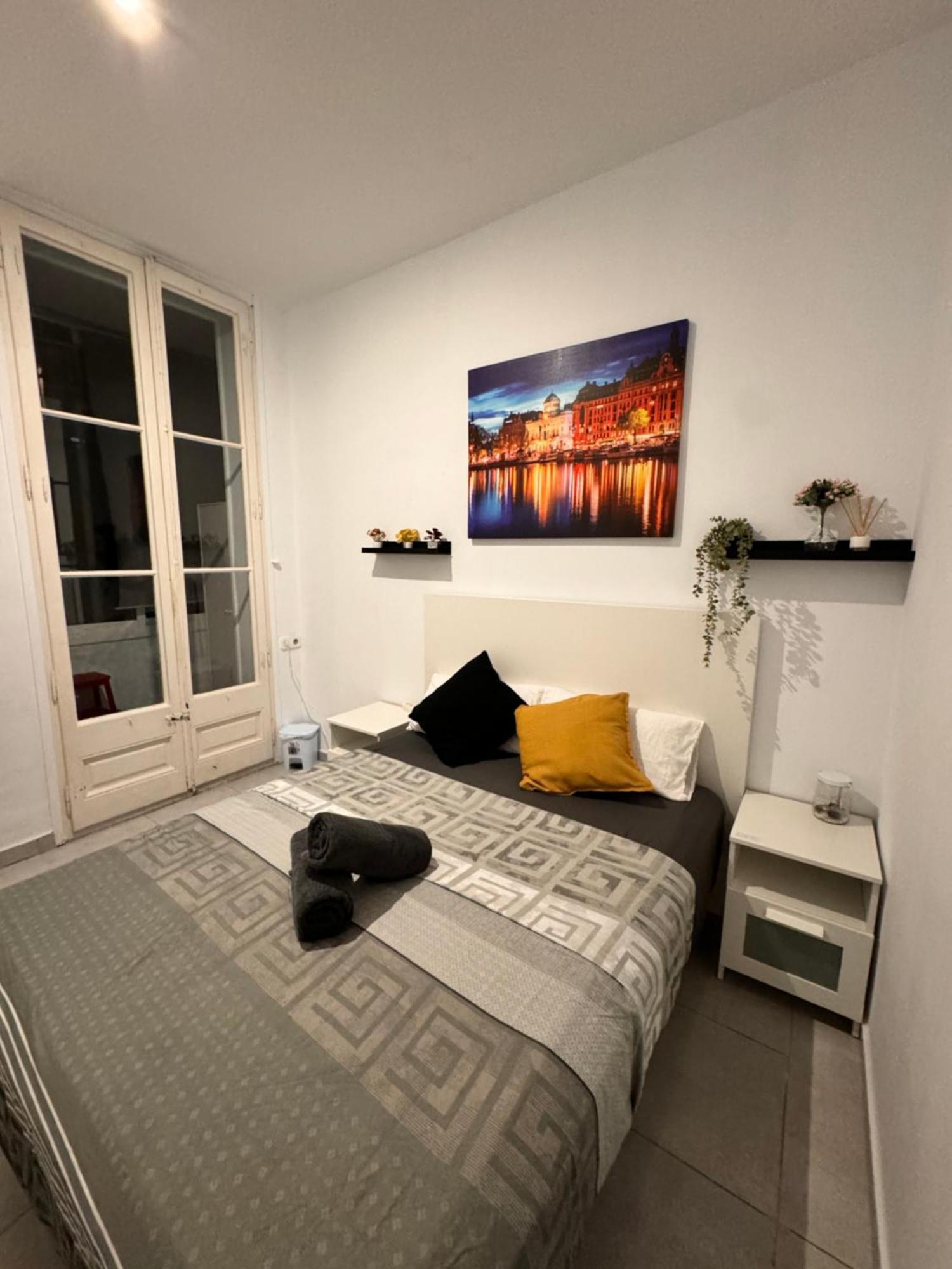 Rooms In Spacious Apartment In City Center Barcelona Eksteriør bilde