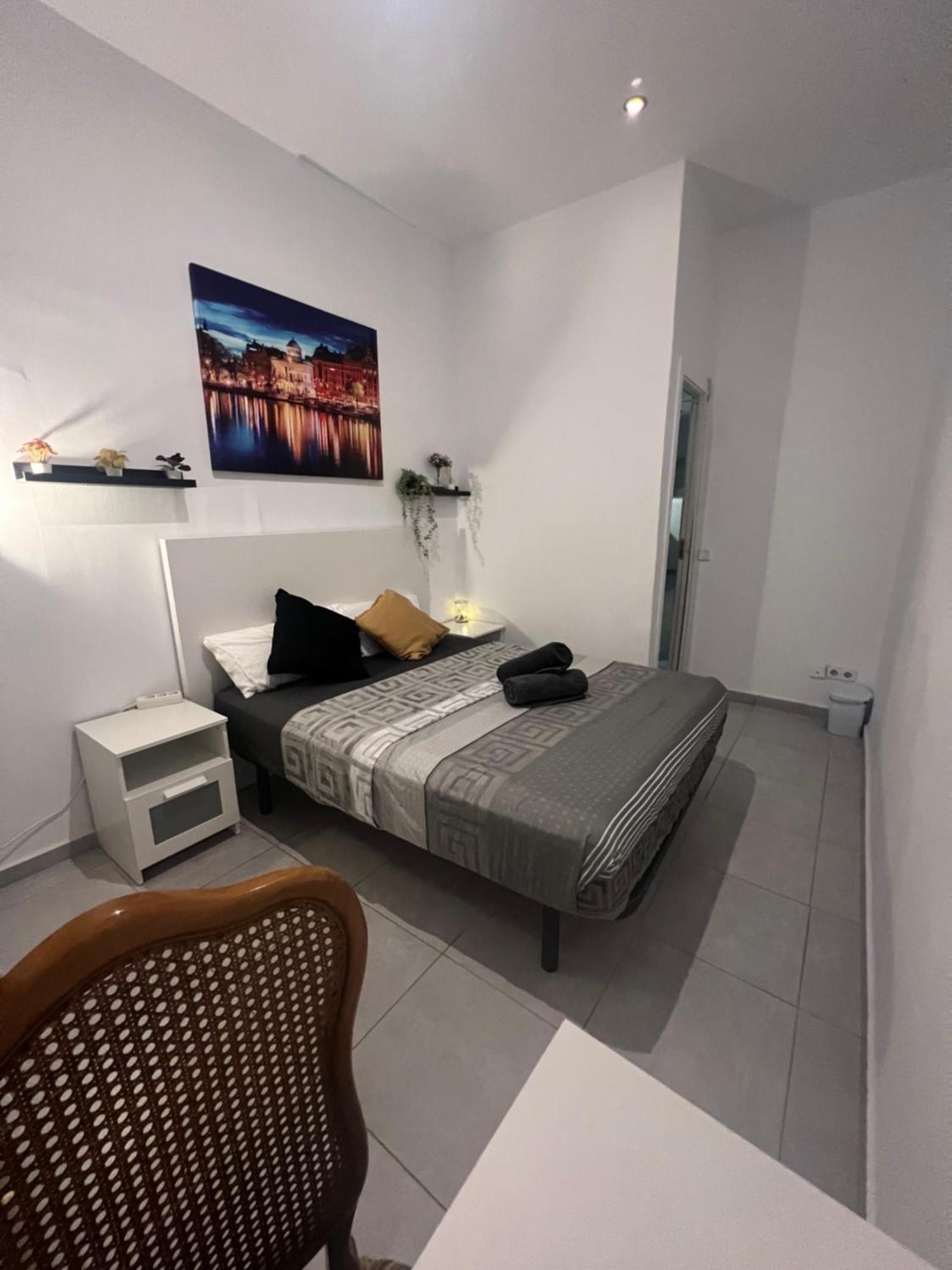 Rooms In Spacious Apartment In City Center Barcelona Eksteriør bilde