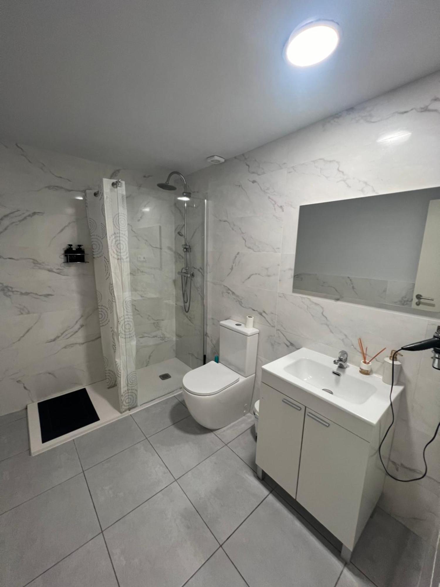 Rooms In Spacious Apartment In City Center Barcelona Eksteriør bilde
